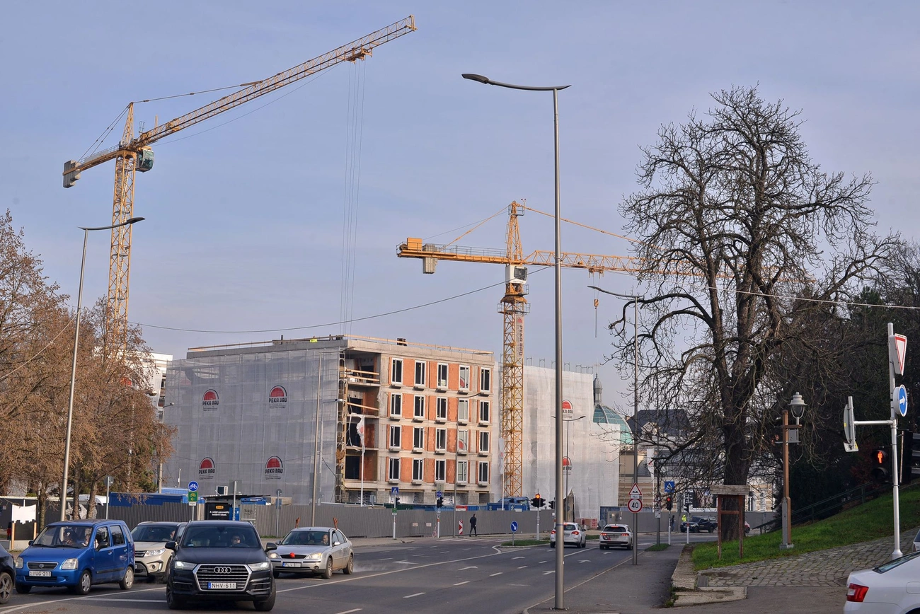 Szigetelik az Avalon társasház homlokzatát