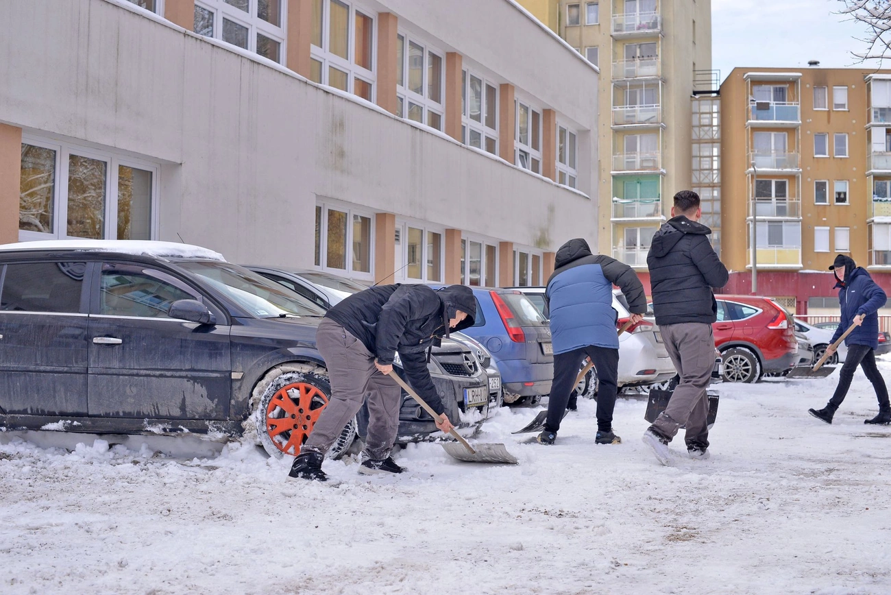 Középiskolások havat lapátolnak