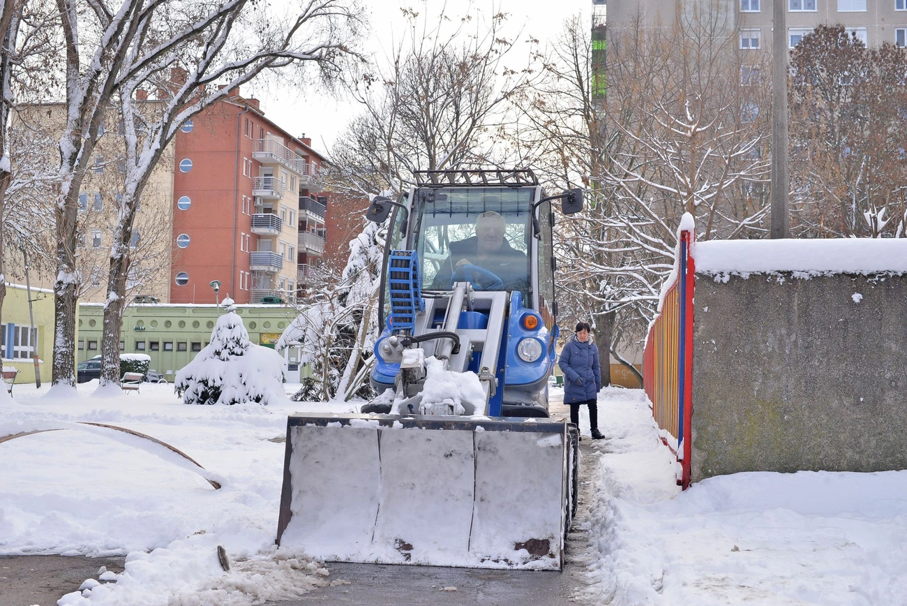 Középiskolások havat lapátolnak