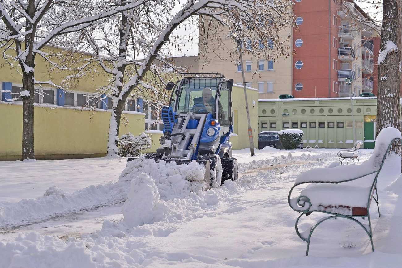 Középiskolások havat lapátolnak