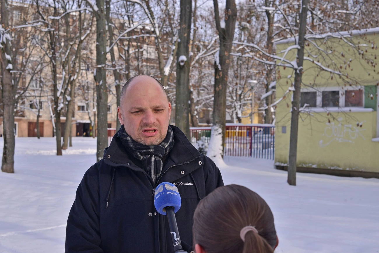 Középiskolások havat lapátolnak