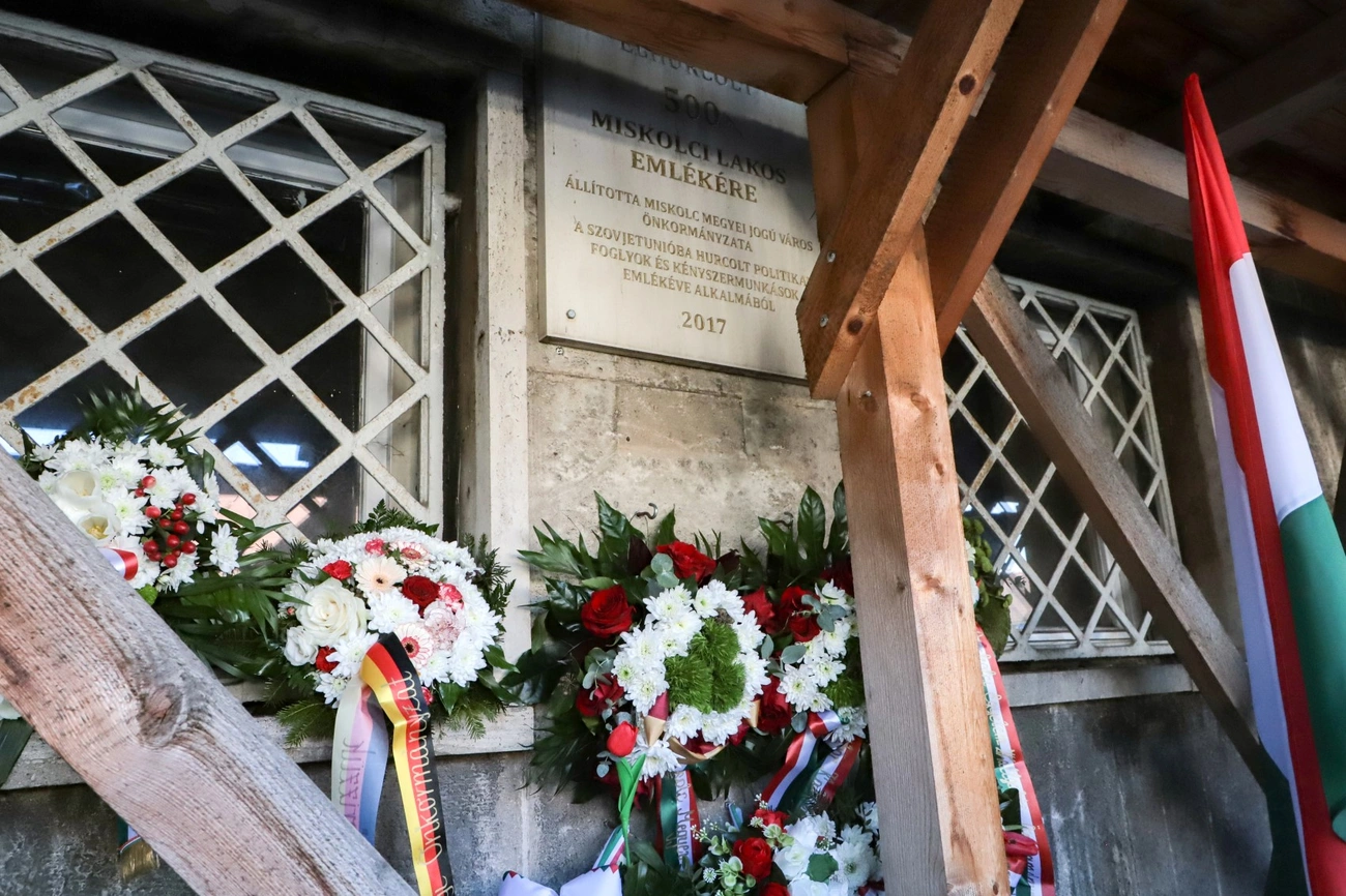 Koszorúzás a Kommunista diktatúrák áldozatainak emléknapján