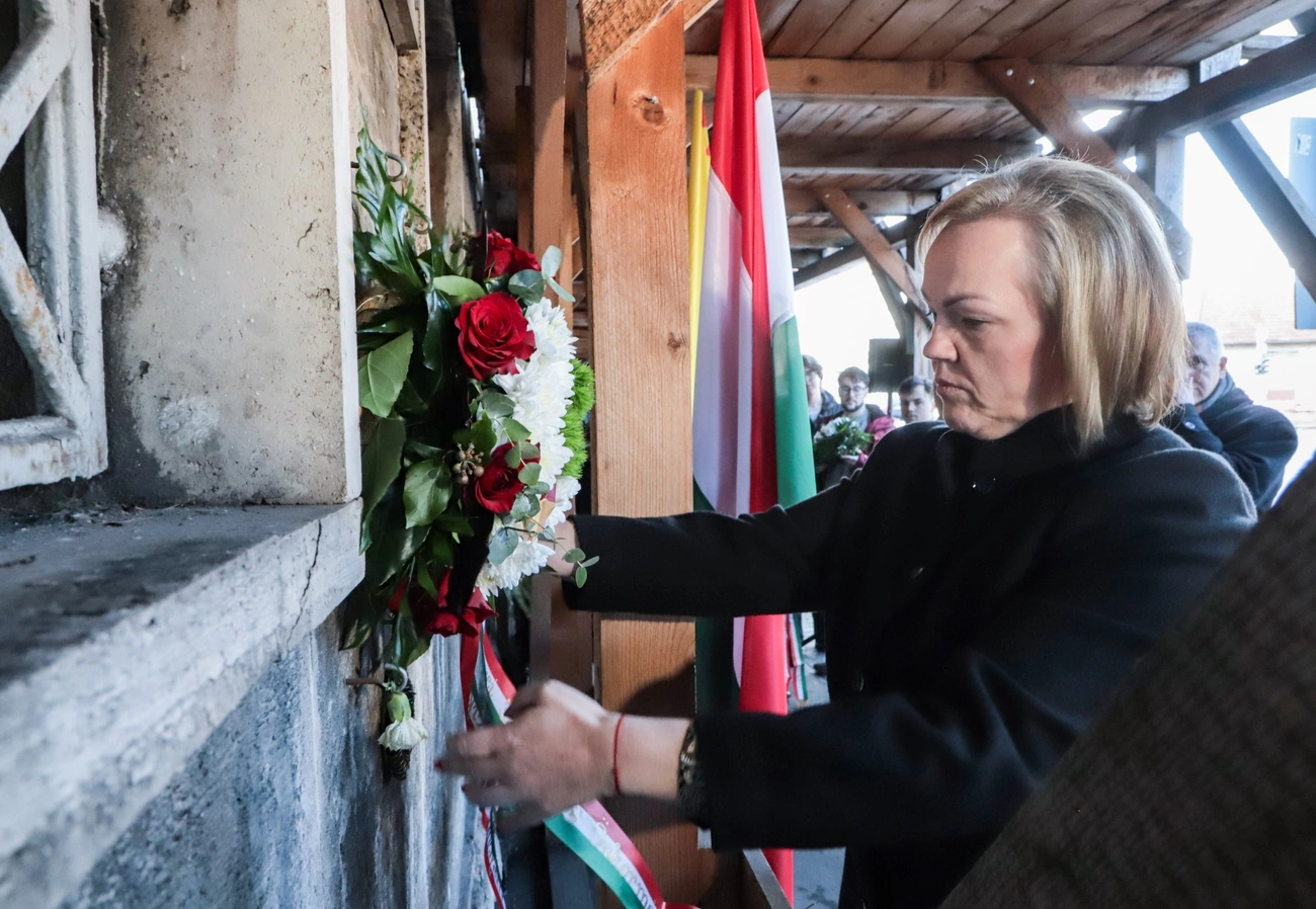 Koszorúzás a Kommunista diktatúrák áldozatainak emléknapján