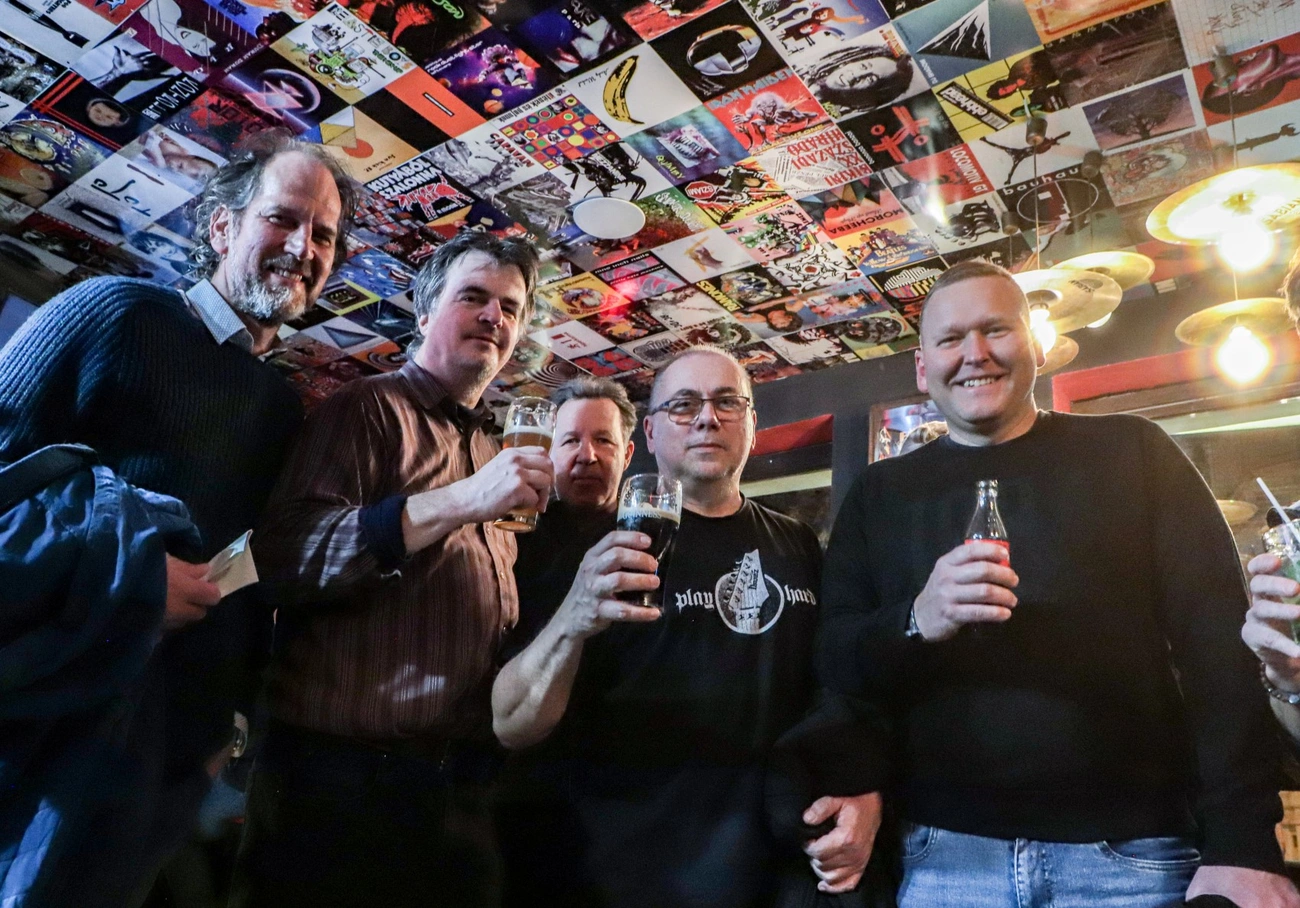 Kerékgyártó Füles István gitár vitrin avató a Grizzly Music Pubban
