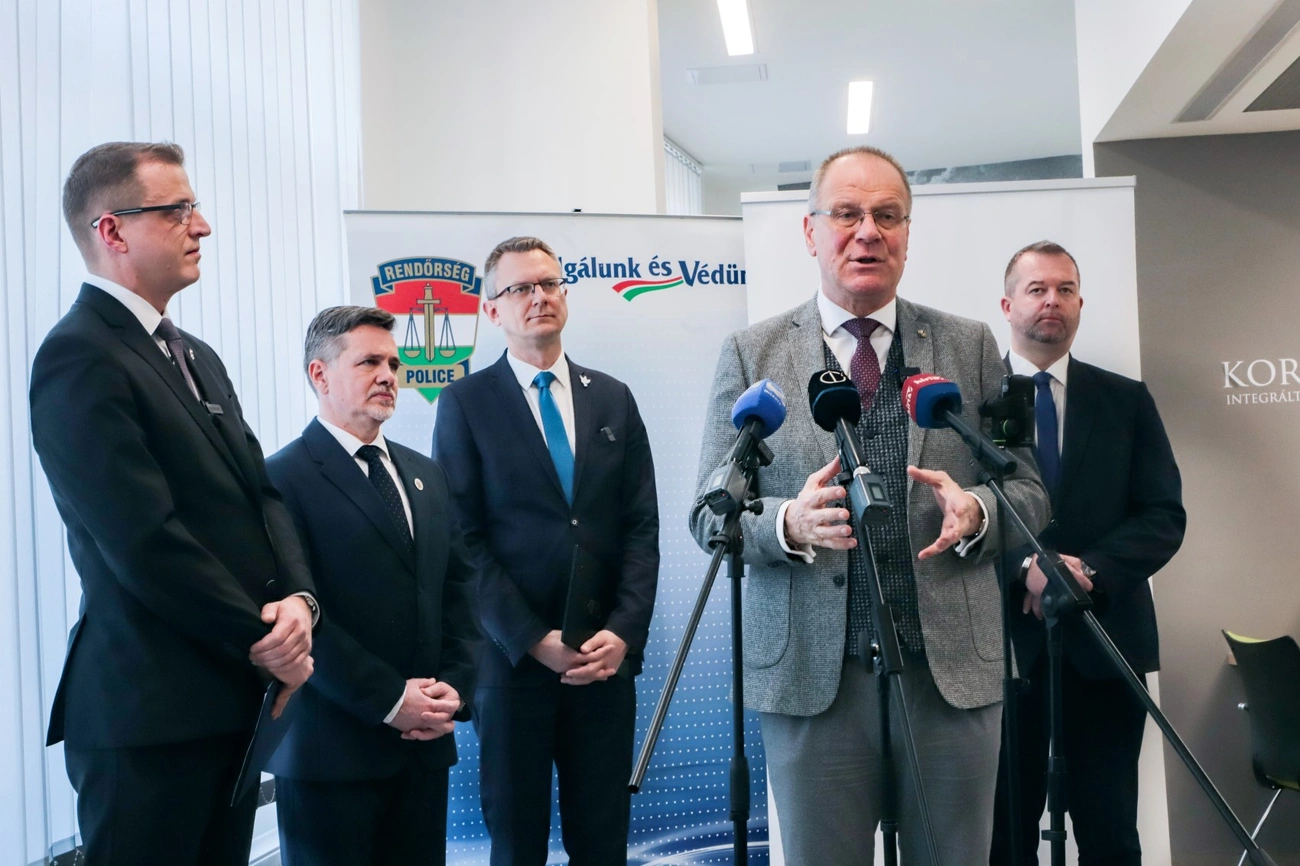Kormányablak és rendőrörs átadása az Úgyőri főtéren