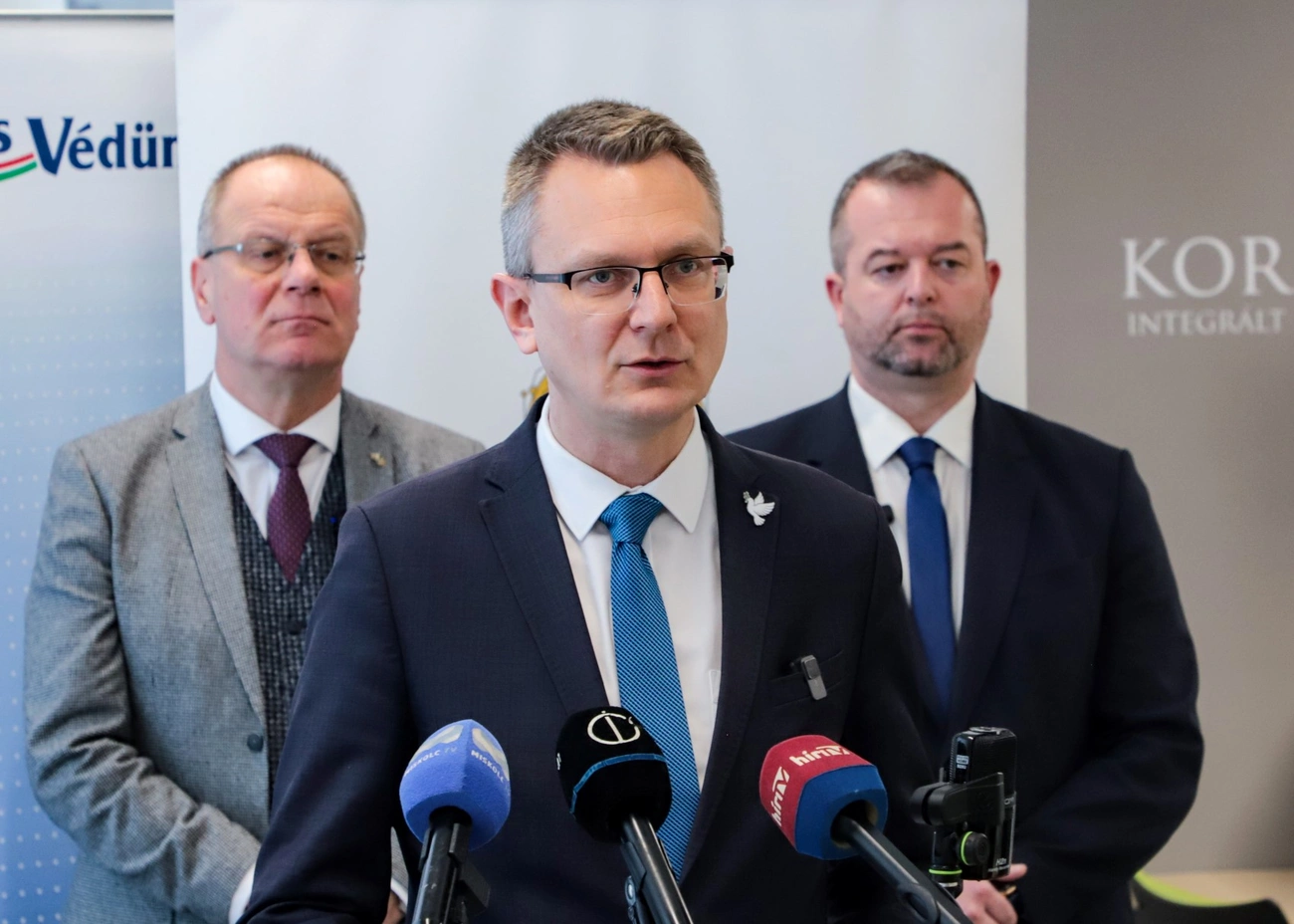 Kormányablak és rendőrörs átadása az Úgyőri főtéren