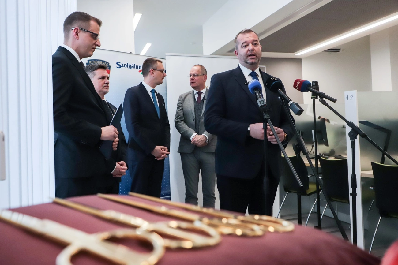 Kormányablak és rendőrörs átadása az Úgyőri főtéren