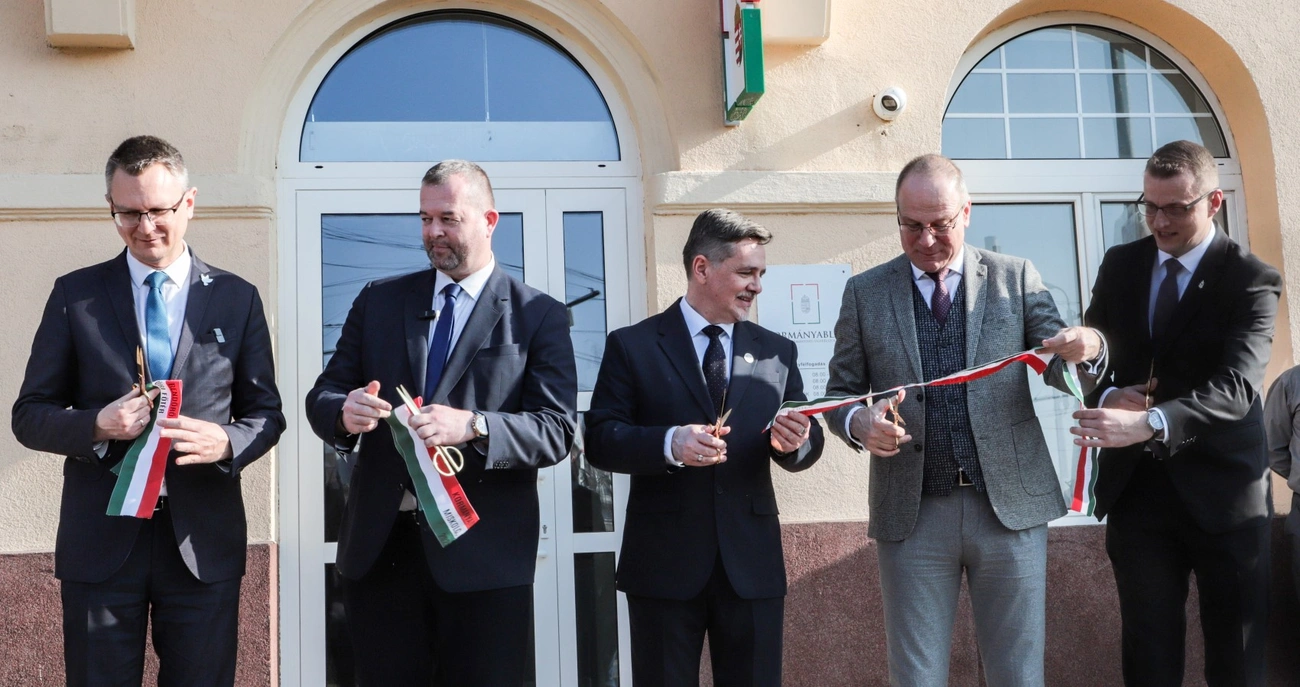 Kormányablak és rendőrörs átadása az Úgyőri főtéren