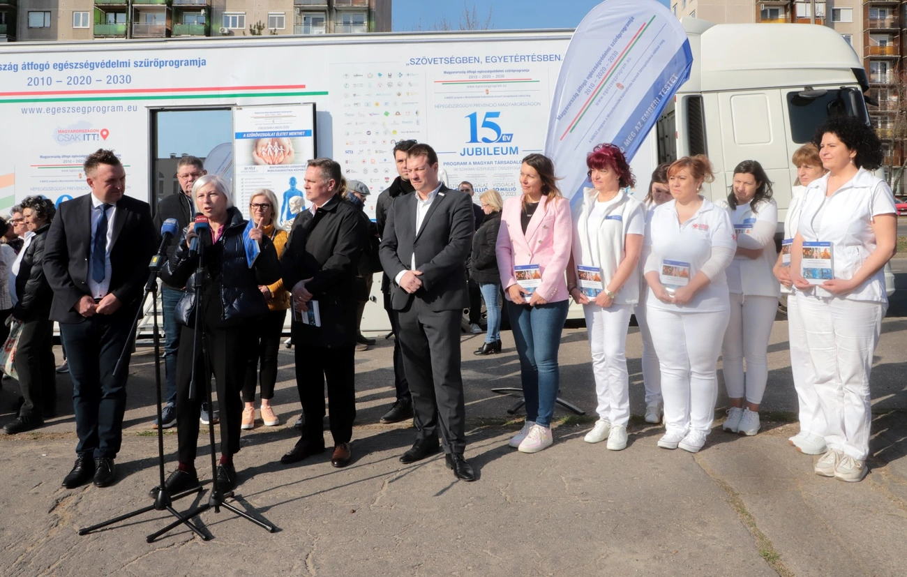 Mobildiagnosztikai szűrőbusz az Avason