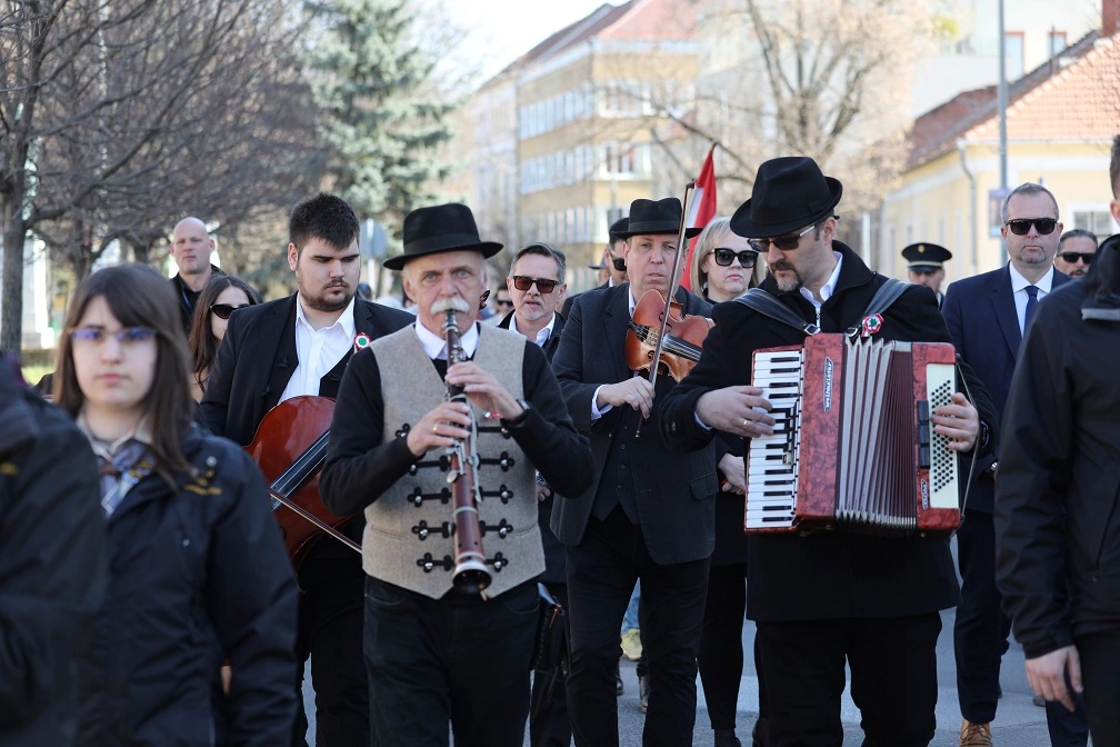 Március 15-ei megemlékezés a Petőfi téren