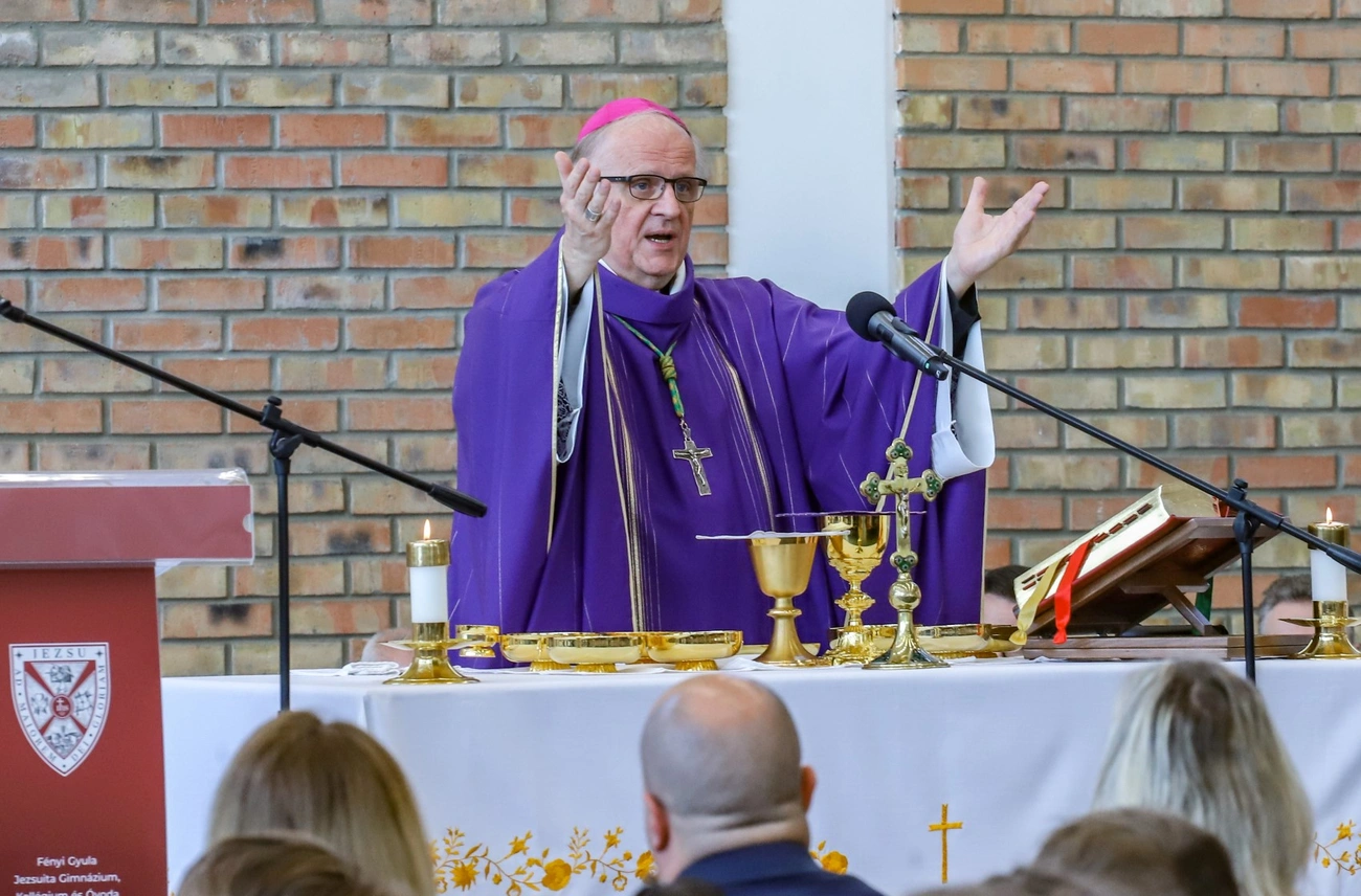 Jezsuita szentmise alapkőletétel előtt