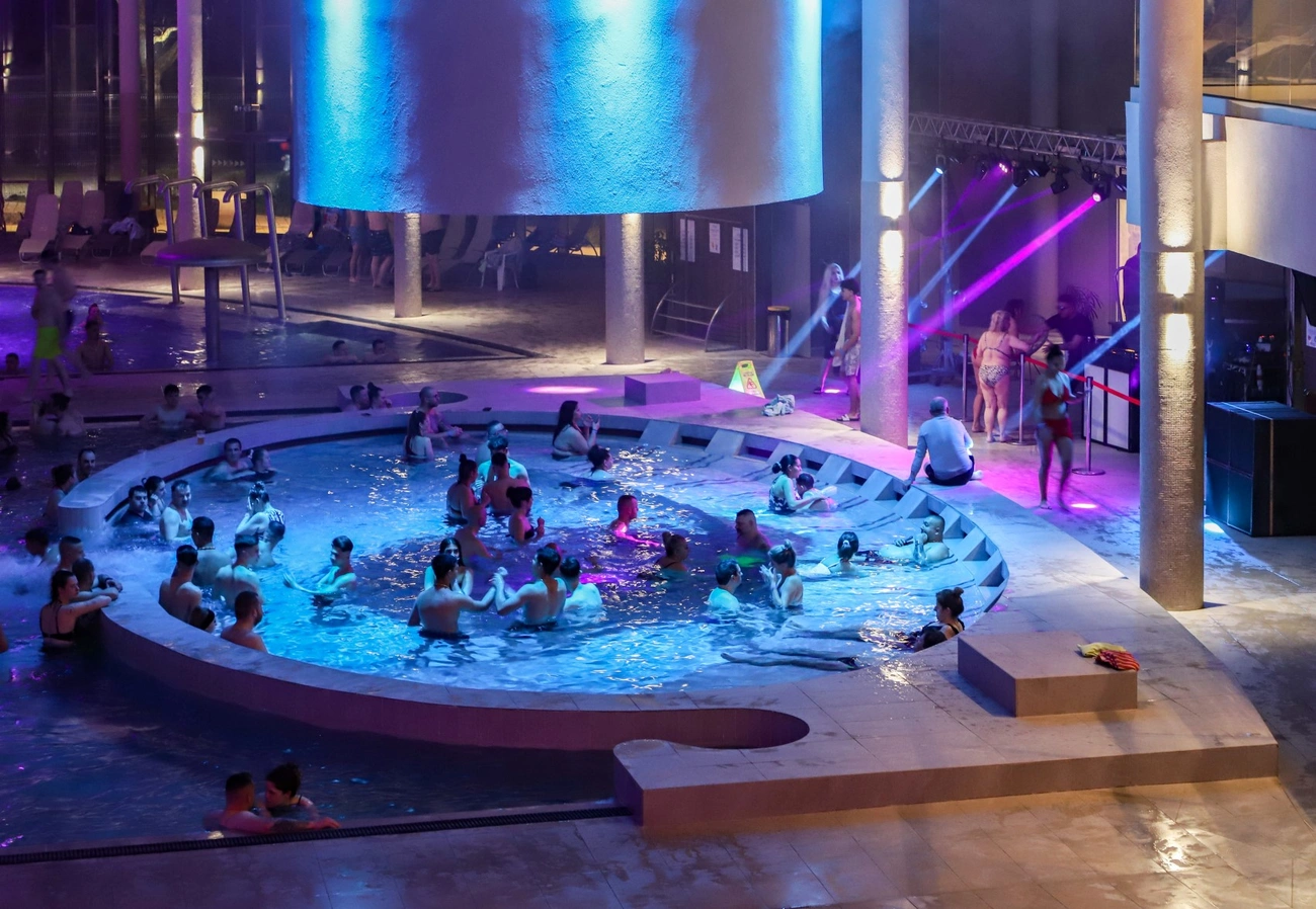 Éjszakai fürdőzés az Ellipsumban