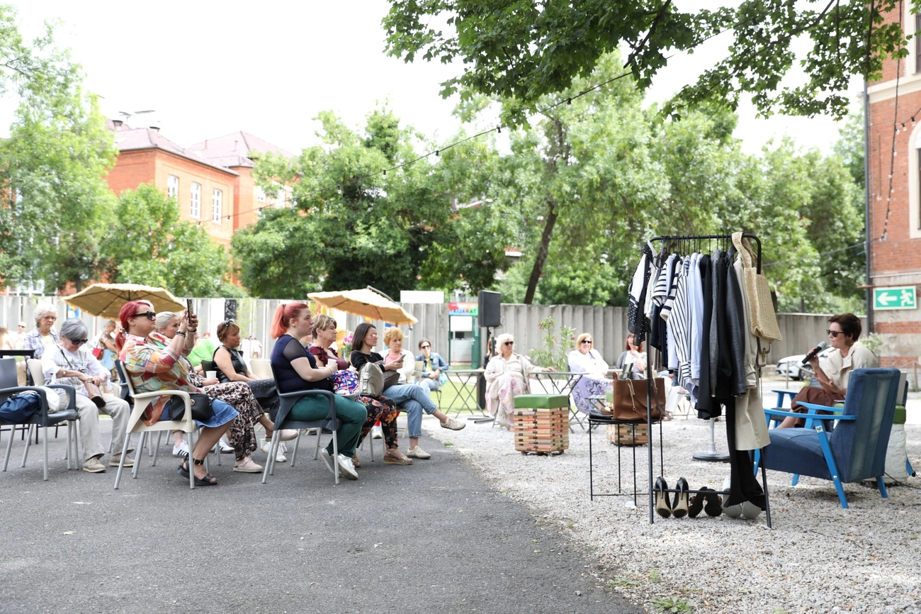 Női klub a Csengey-kertben