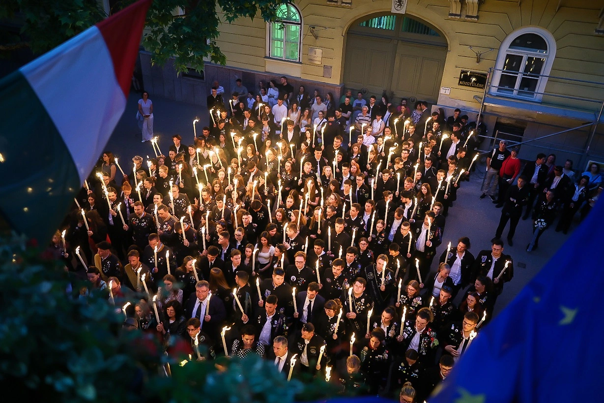 Szalamanderen búcsúztak a végzős egyetemisták