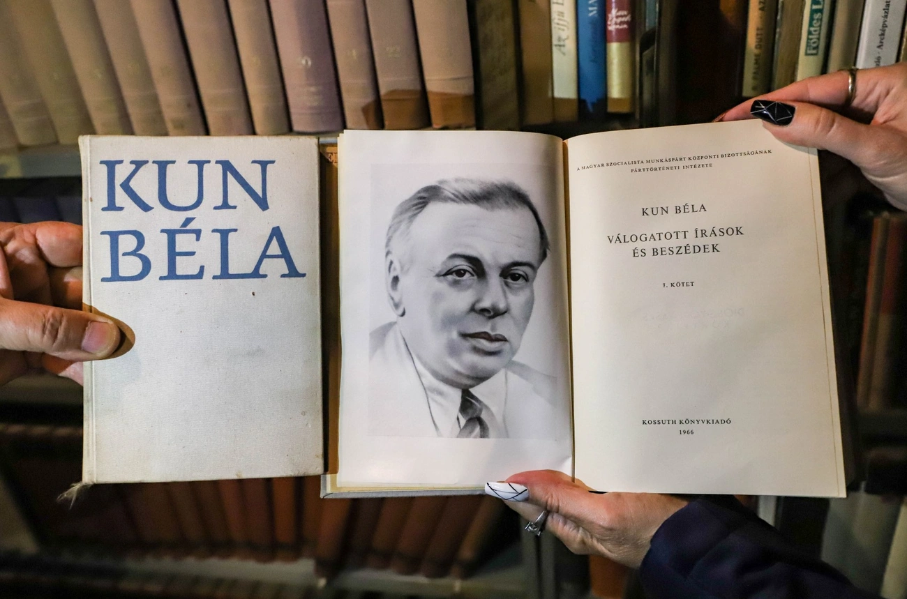 Bartók Béla Művelődési Ház kívülről és a könyvtára