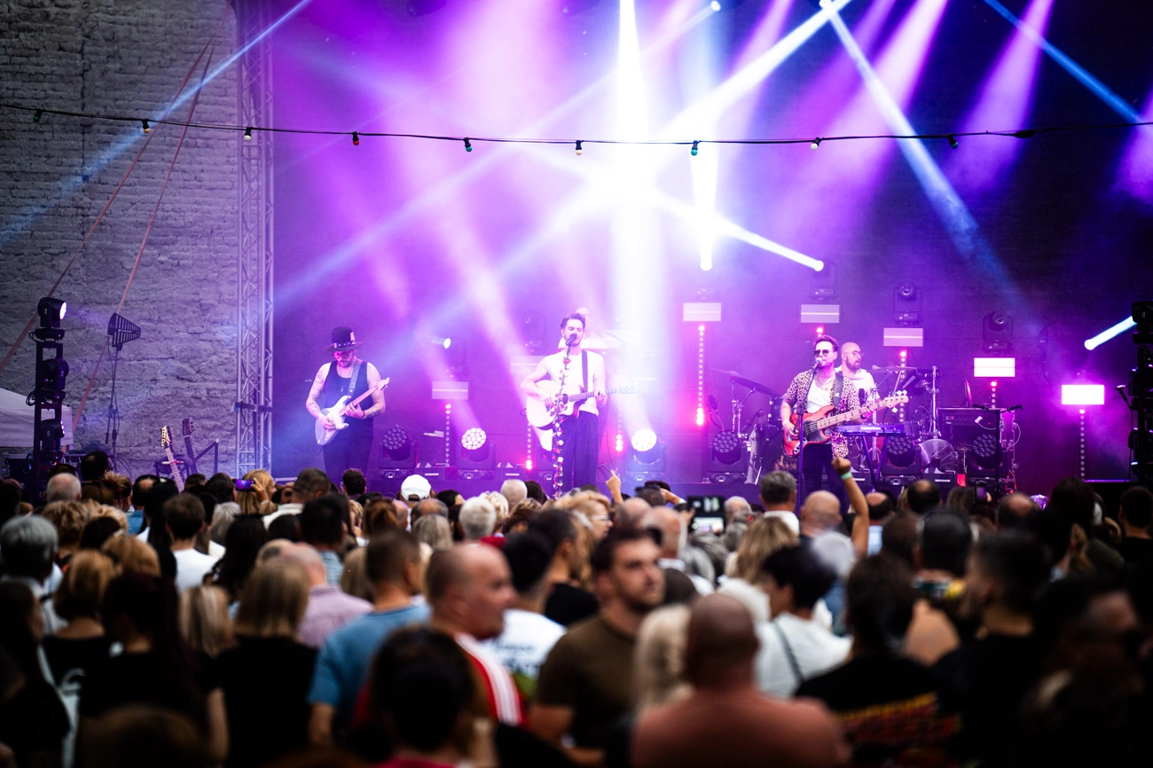 Dánielfy és Parno Graszt koncert a Csengey-kertben