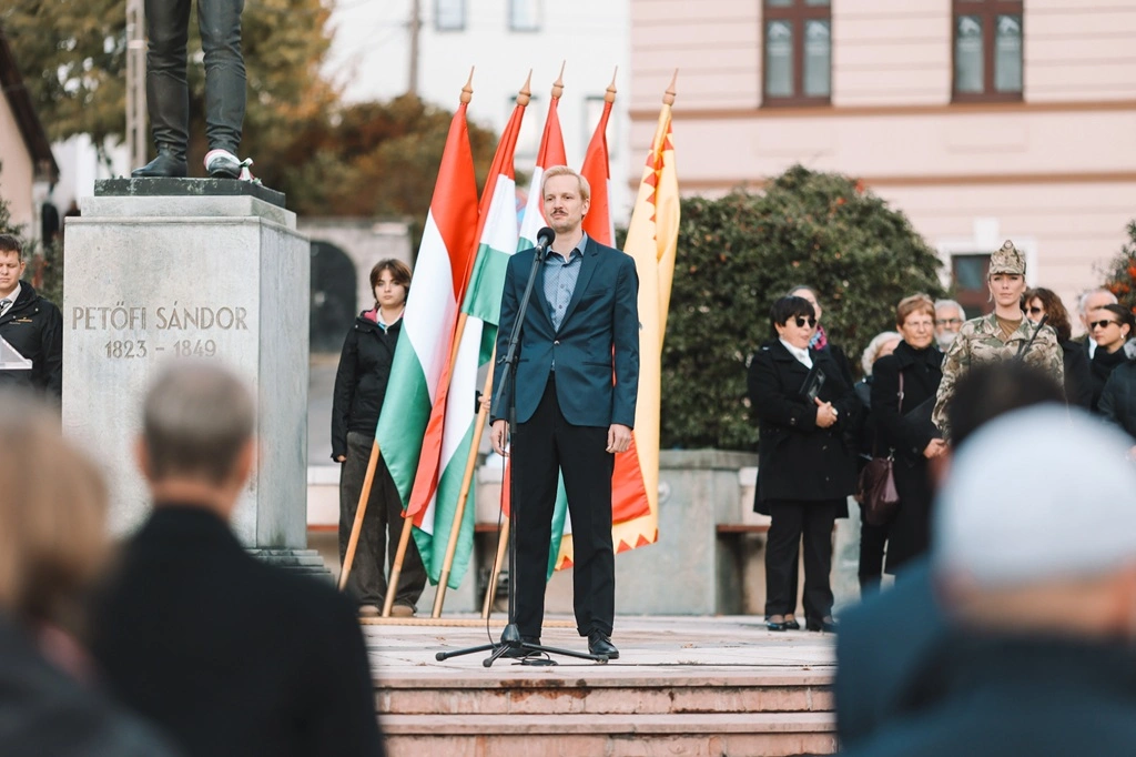 Megemlékezés a Petőfi téren október 23-án