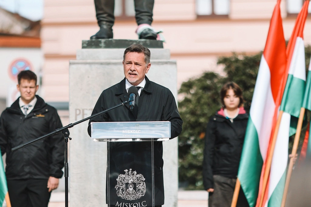 Megemlékezés a Petőfi téren október 23-án