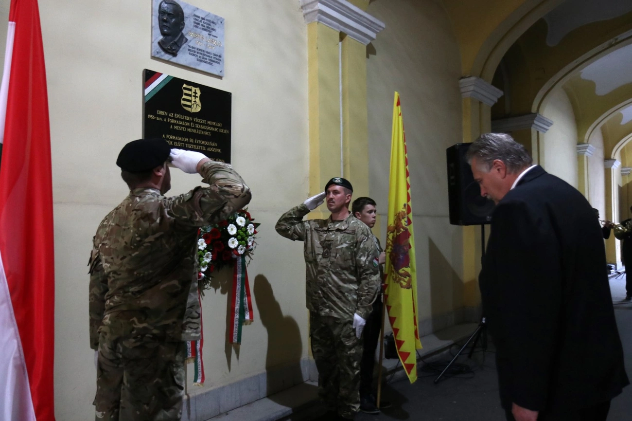 Koszorúzás a megyeházán és a Digép emléktáblánál 