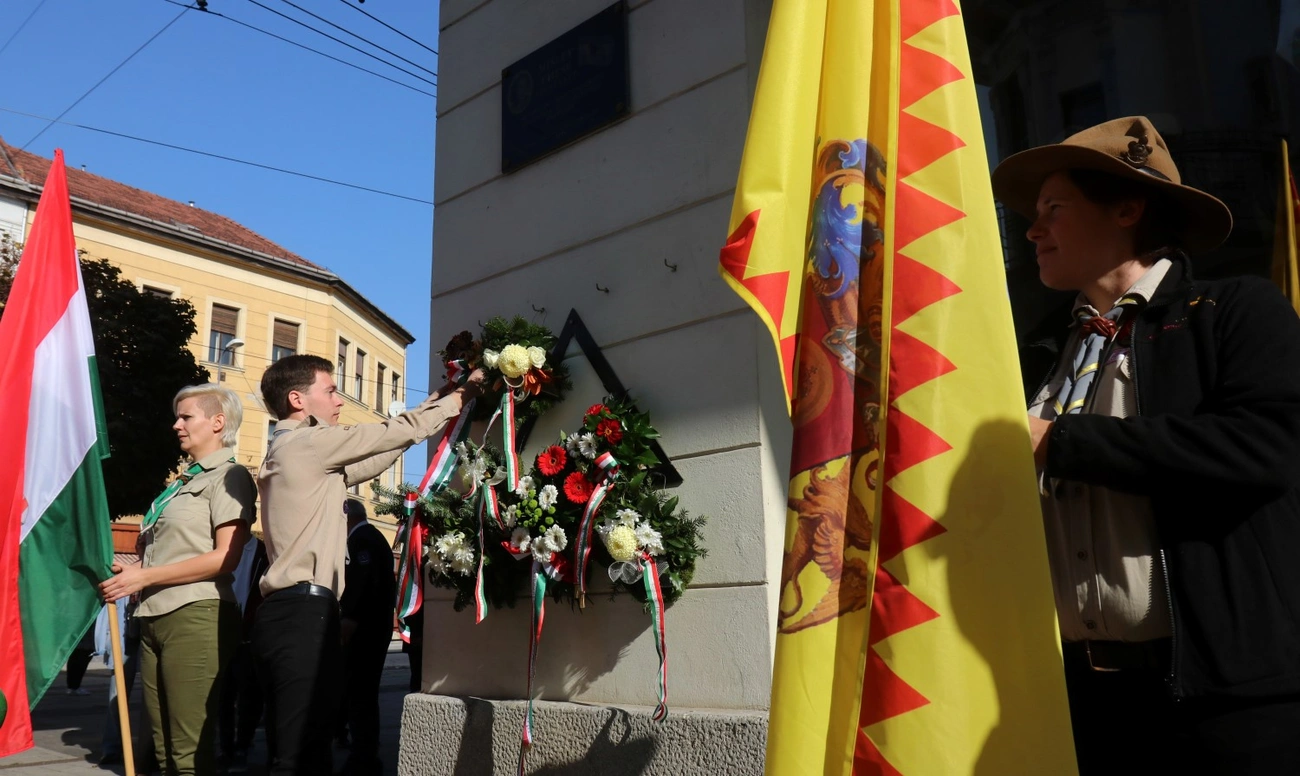 Koszorúzás Misley Emese emléktáblájánál 