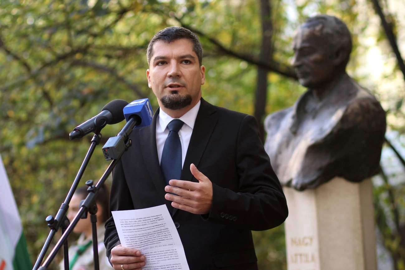 Koszorúzás Nagy Attila szobránál 