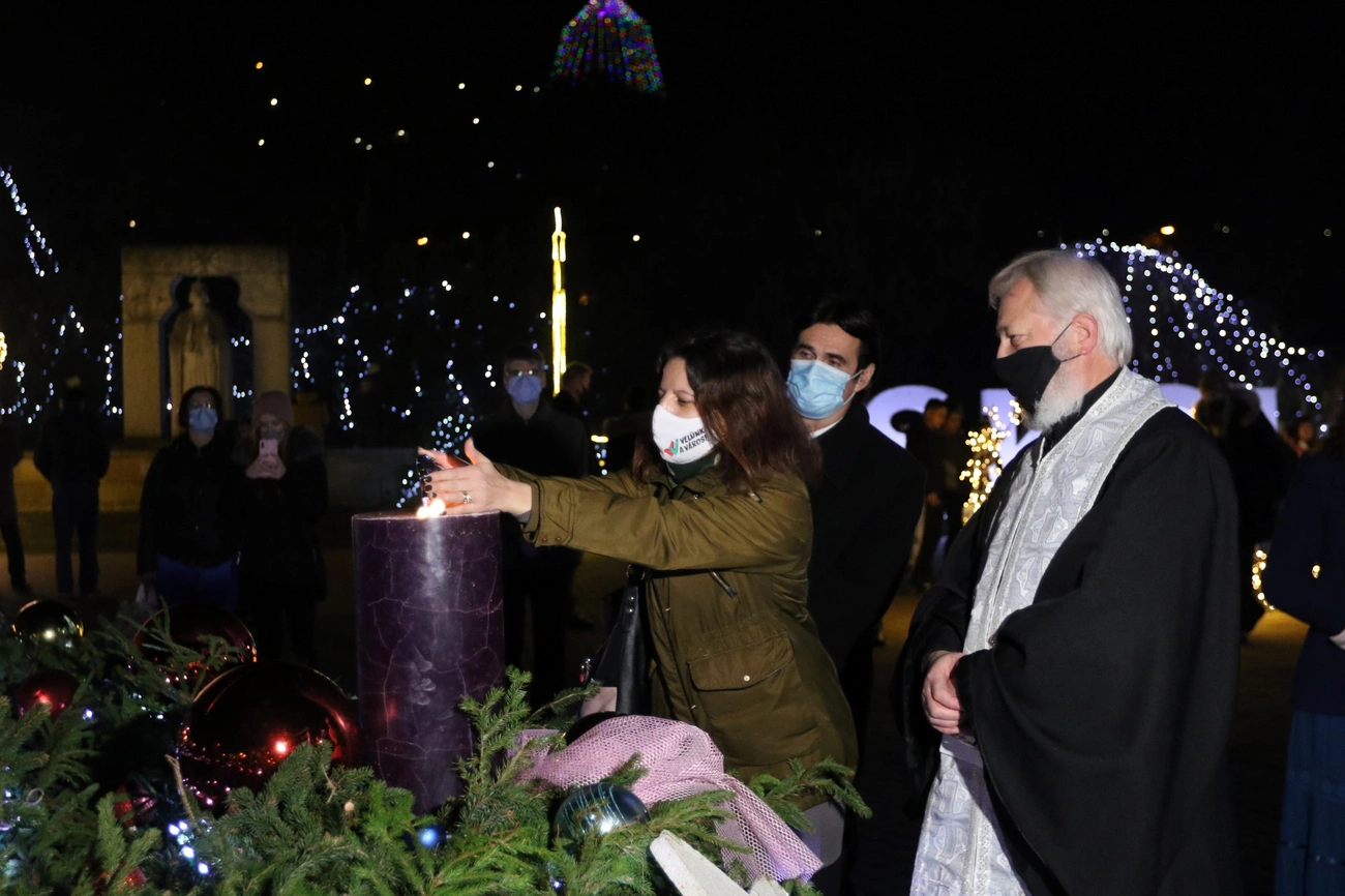Adventi gyertyagyújtás a Szent István téren 