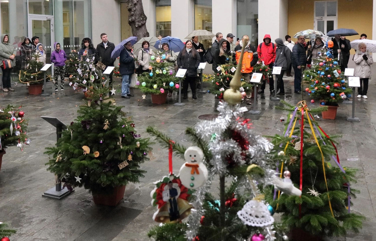 Angyalkert - civil szervezetek karácsonyfái 