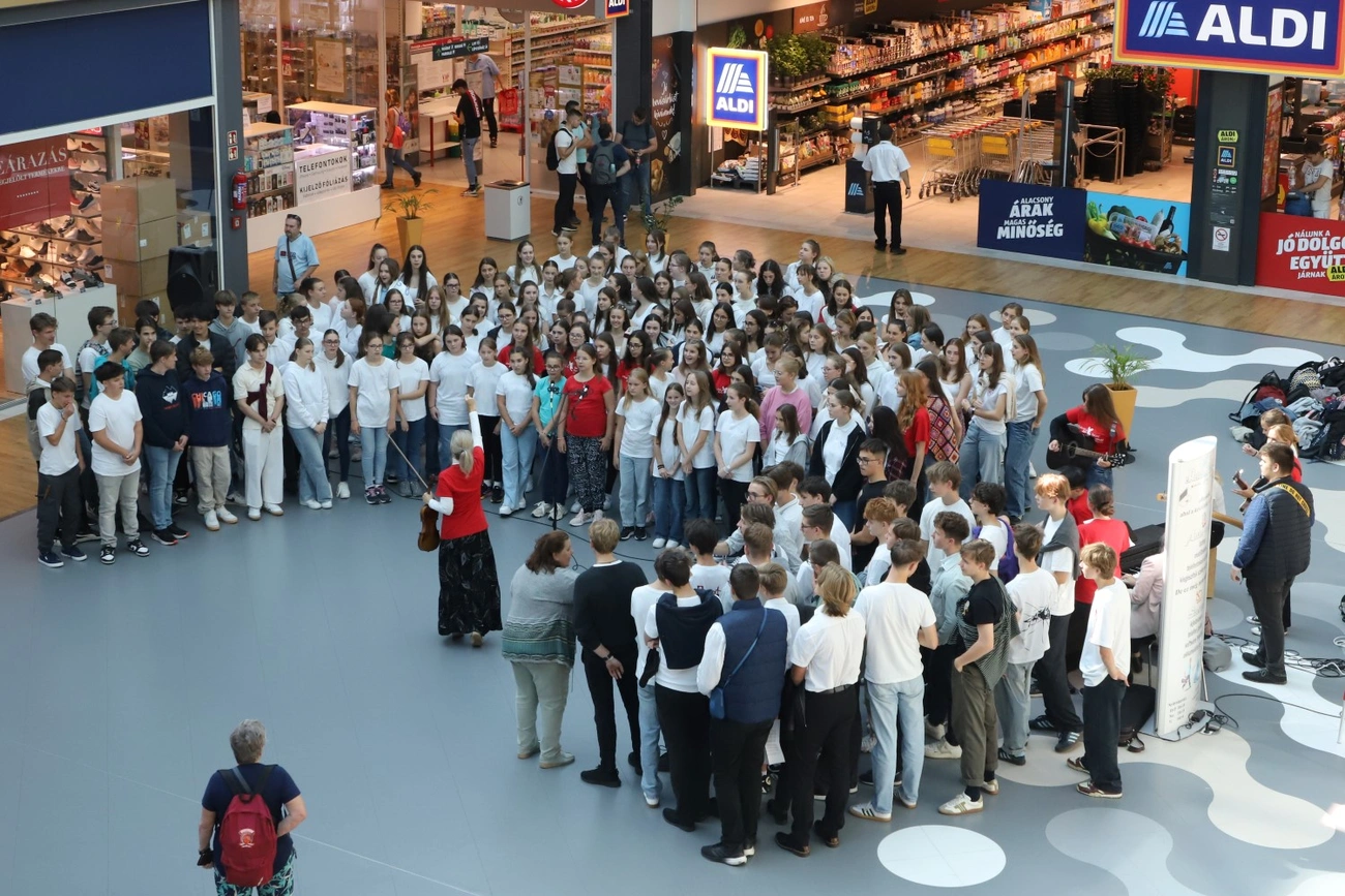 Ars Sacra flashmob a Miskolc Plázában