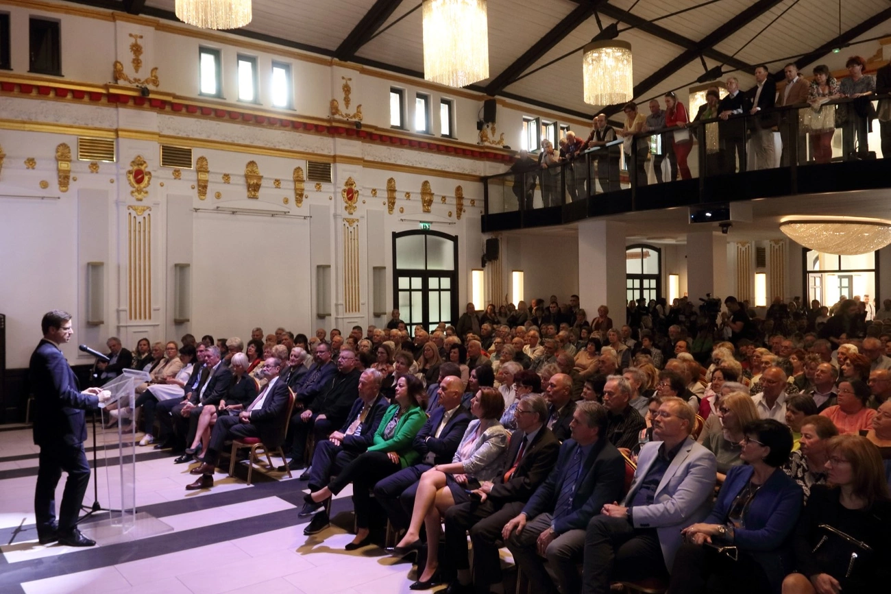Lakossági fórum Csöbör Katalinnal és Gulyás Gergellyel