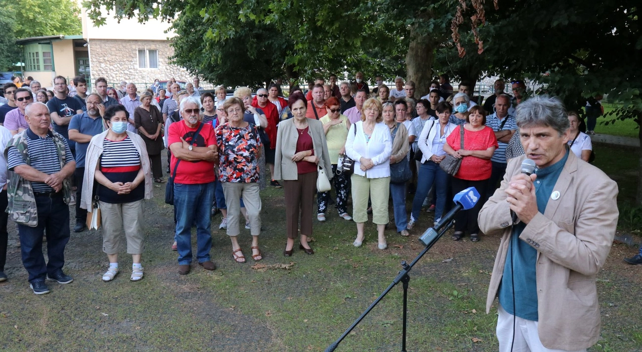 Csendes demonstráció a Diósgyőri Gimnáziumnál 