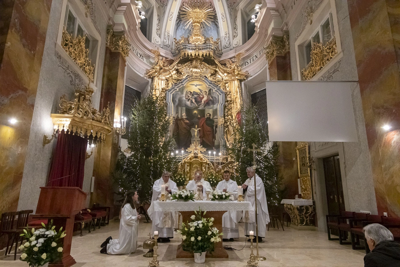 Éjféli mise a Mindszenti templomban 