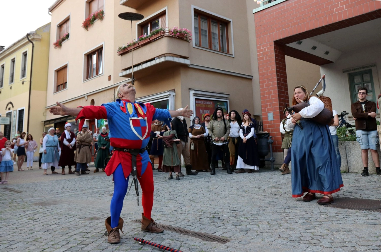 Középkori Forgatag a villamoson és a GasztroPlaccon 