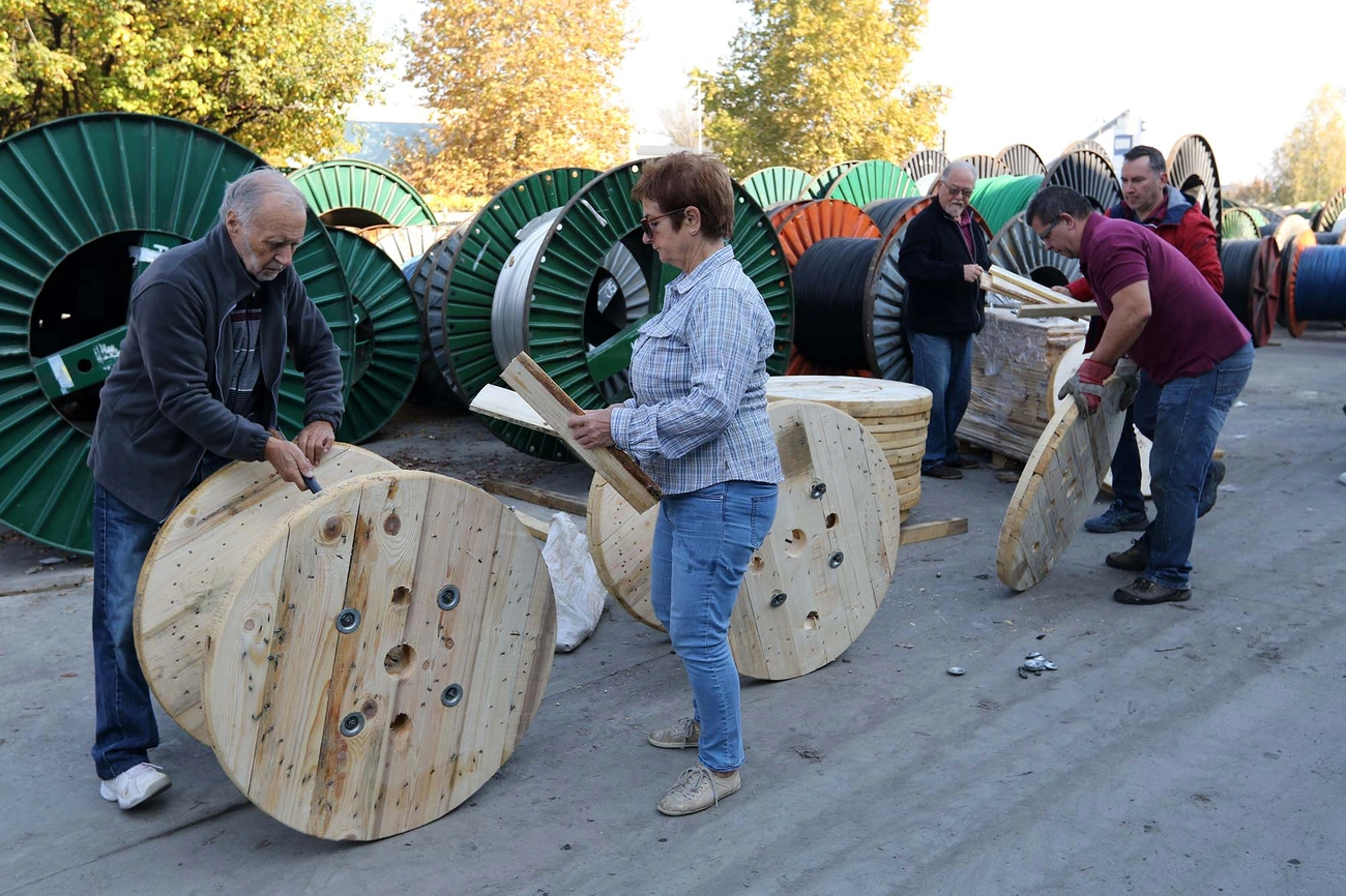 Jótékonysági kábeldob összeszerelés 