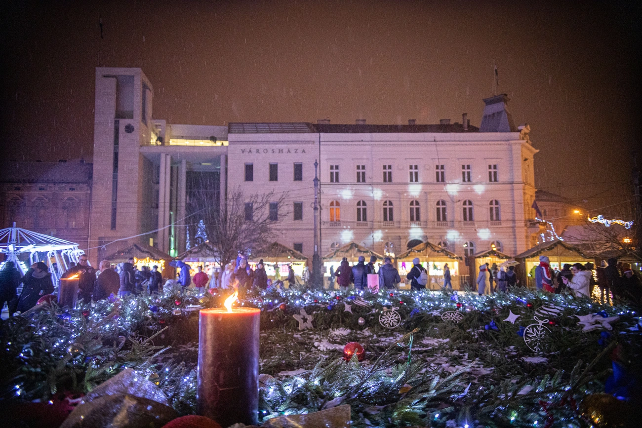 Meggyújtották a második  gyertyát Miskolc adventi koszorúján 
