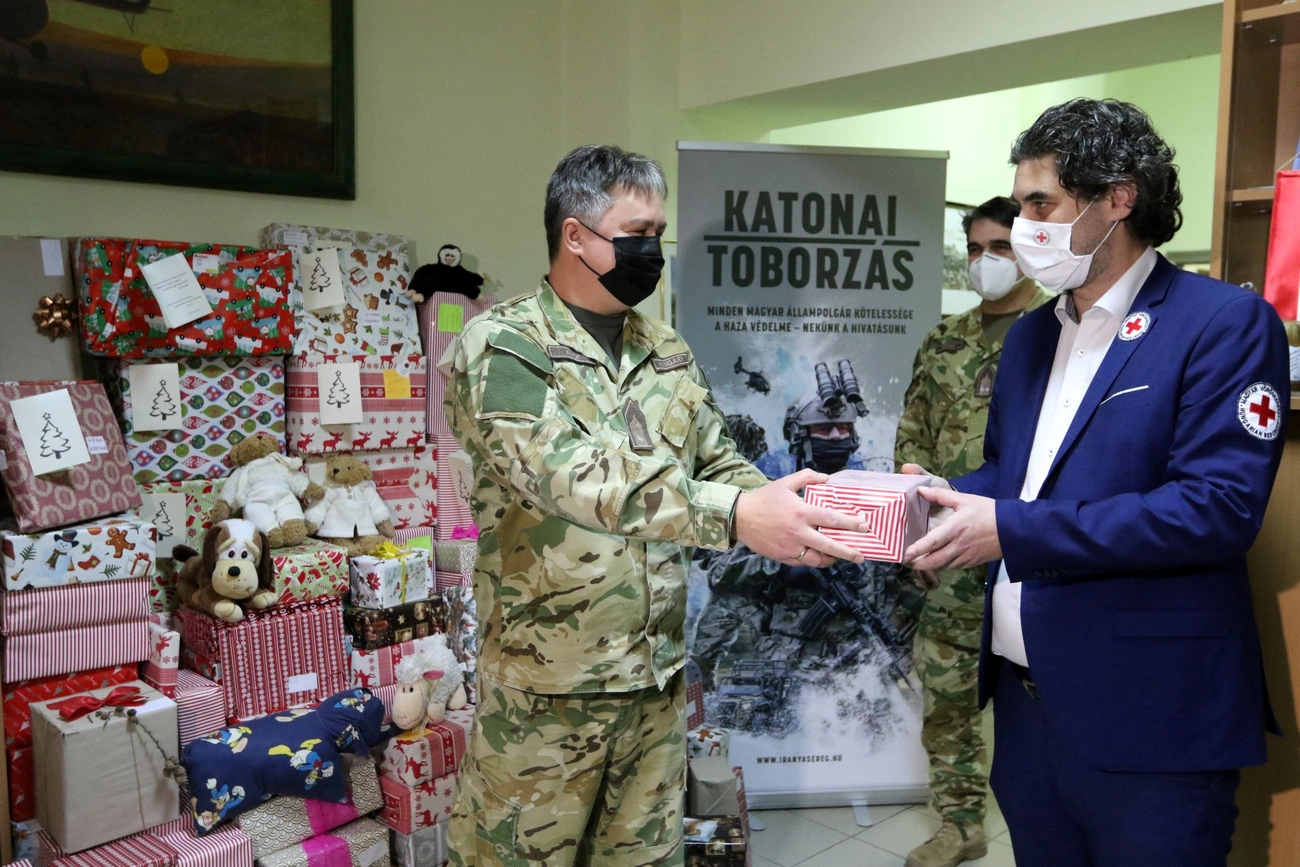 Katonák gyűjtöttek adományt a Vöröskeresztnek 