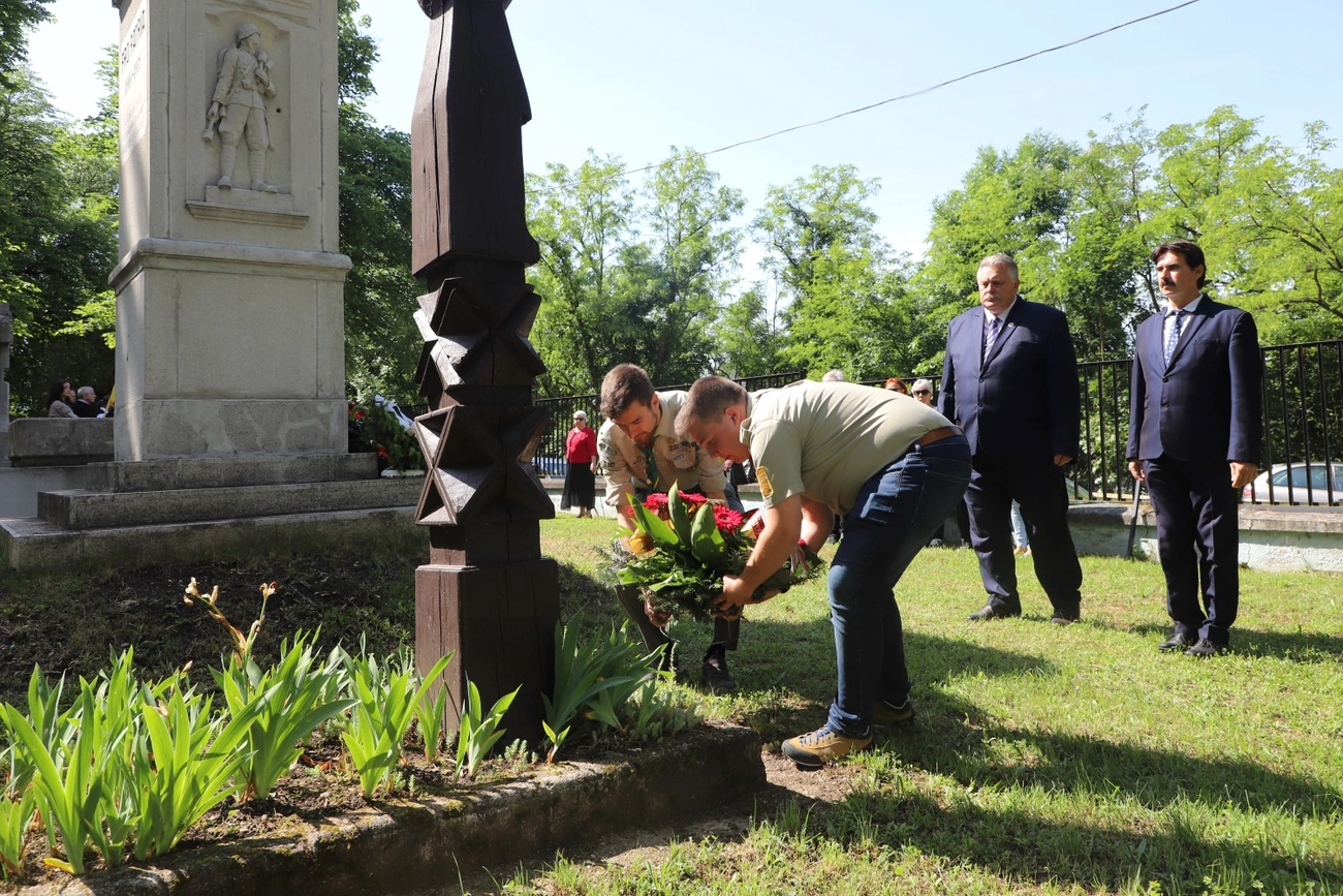 Megemlékezés és koszorúzás Hősök Napján 