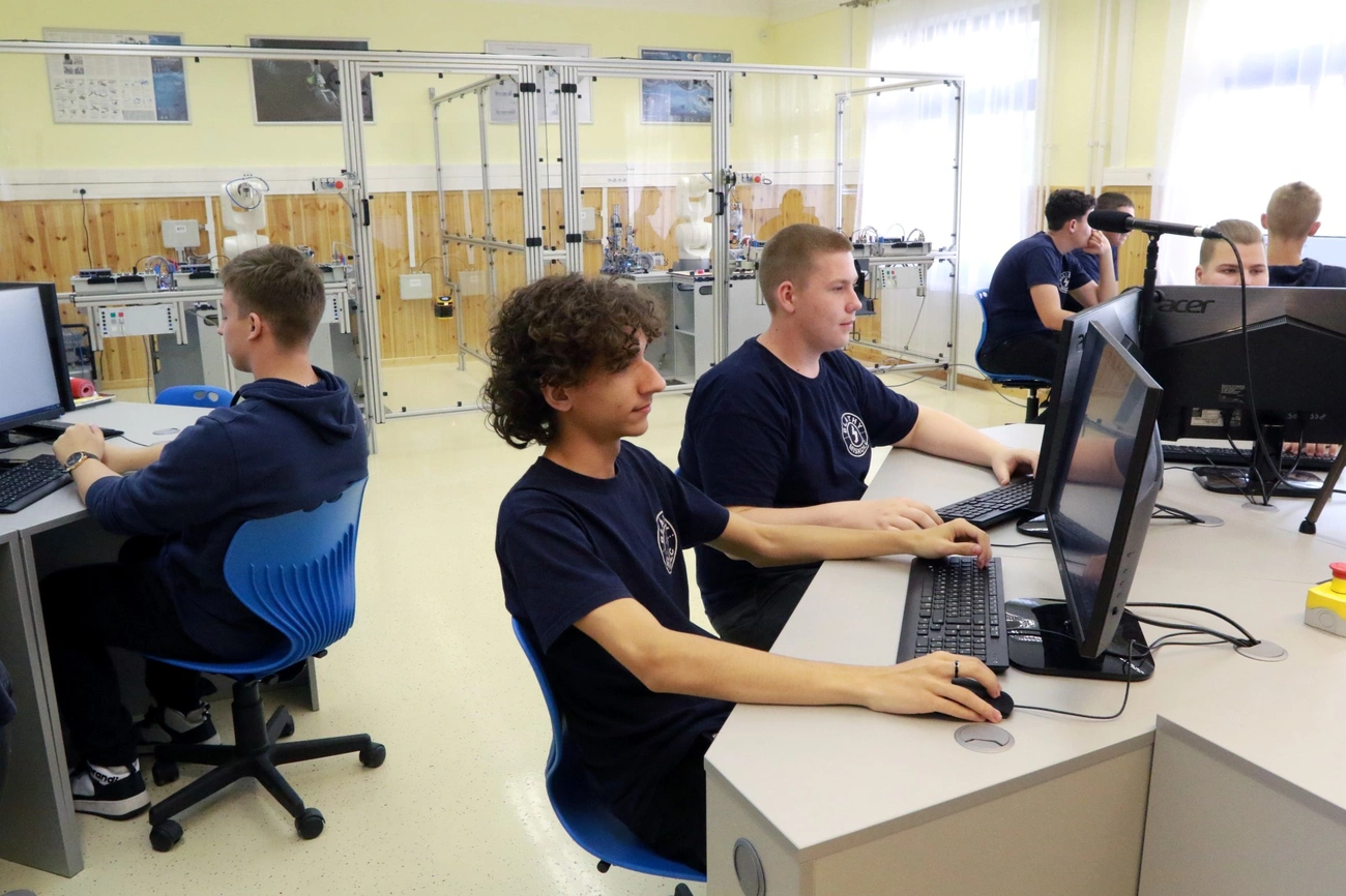 Ipari robotika labor átadó a Bláthyban 