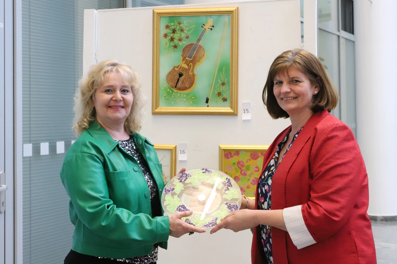 Kaszás Hedvig kiállítása a városháza aulájában 