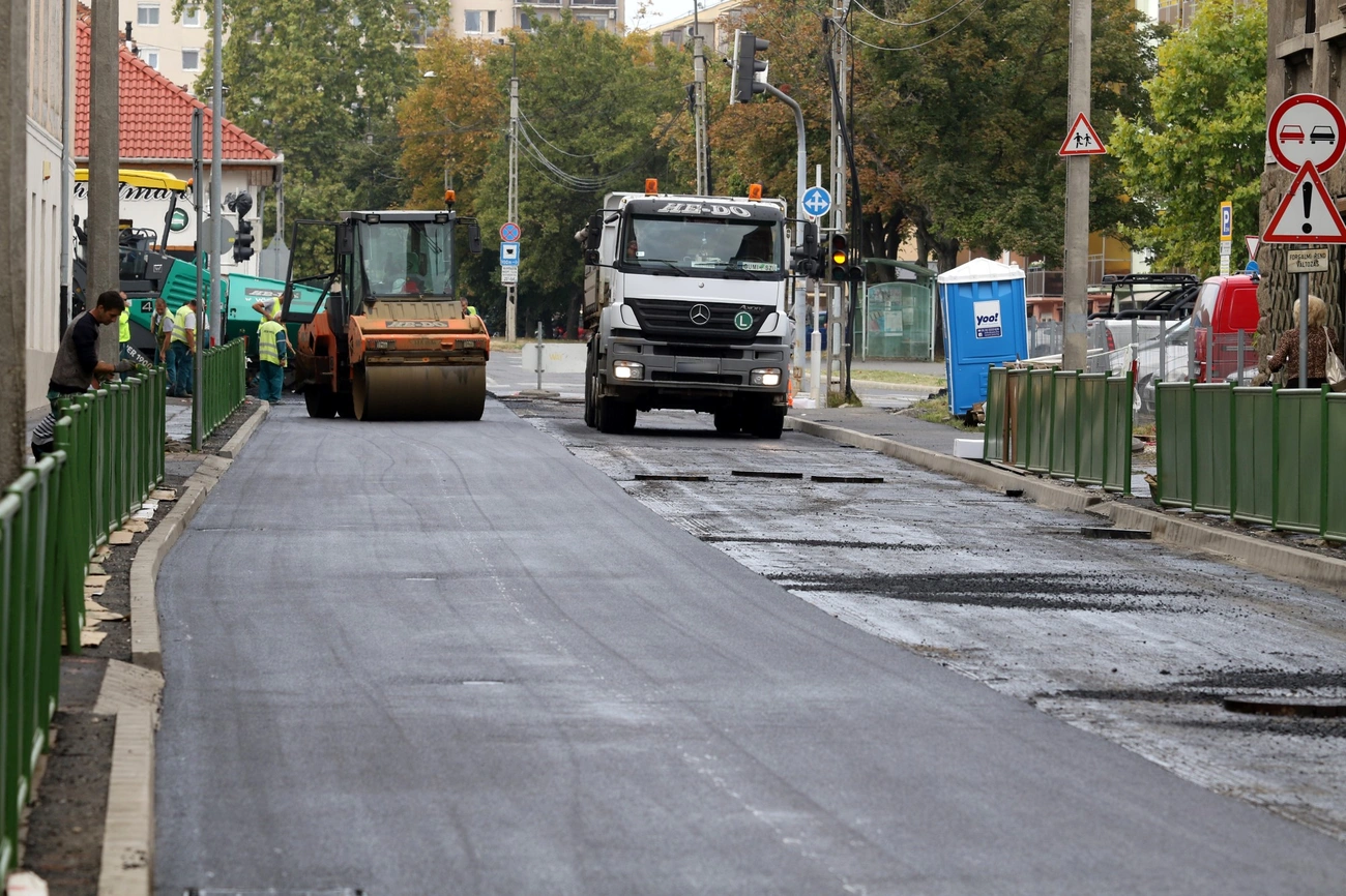 Aszfaltozzák a Kis-Hunyad utcát 