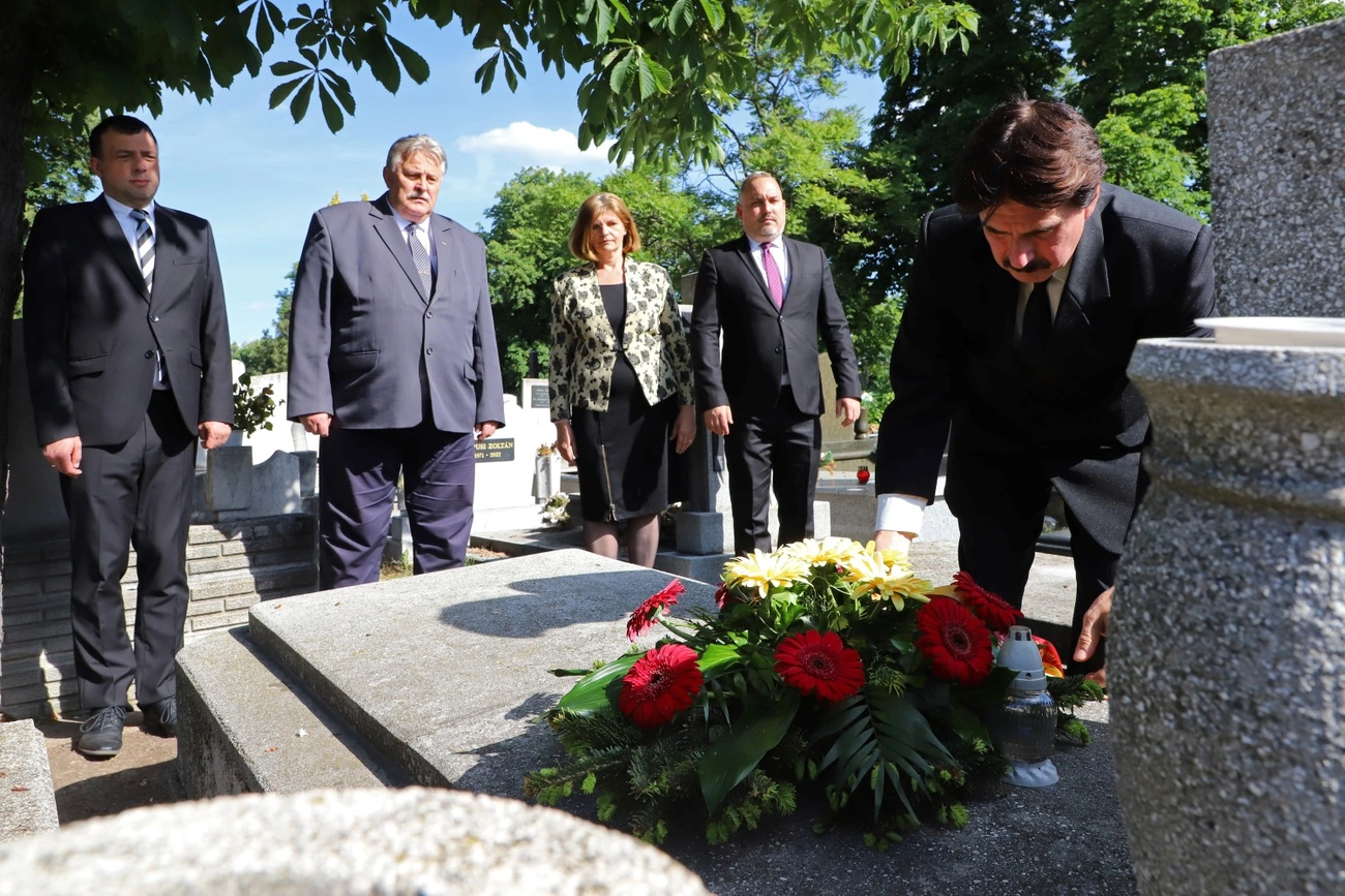Koszorúzás Miskolc polgármestereinek síremlékeinél 