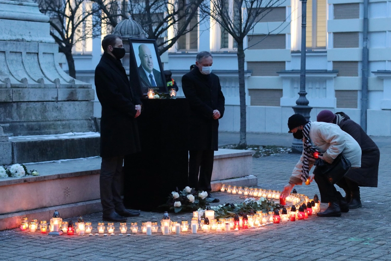 Kriza Ákosra emlékeztek az Erzsébet téren 