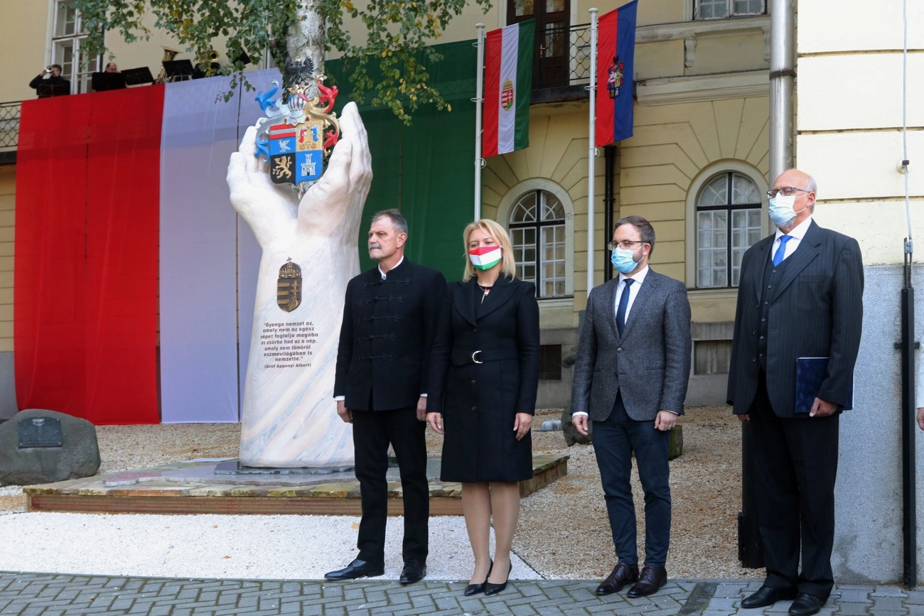 Nemzeti Összetartozás Emlékmű avatás a megyeházán 