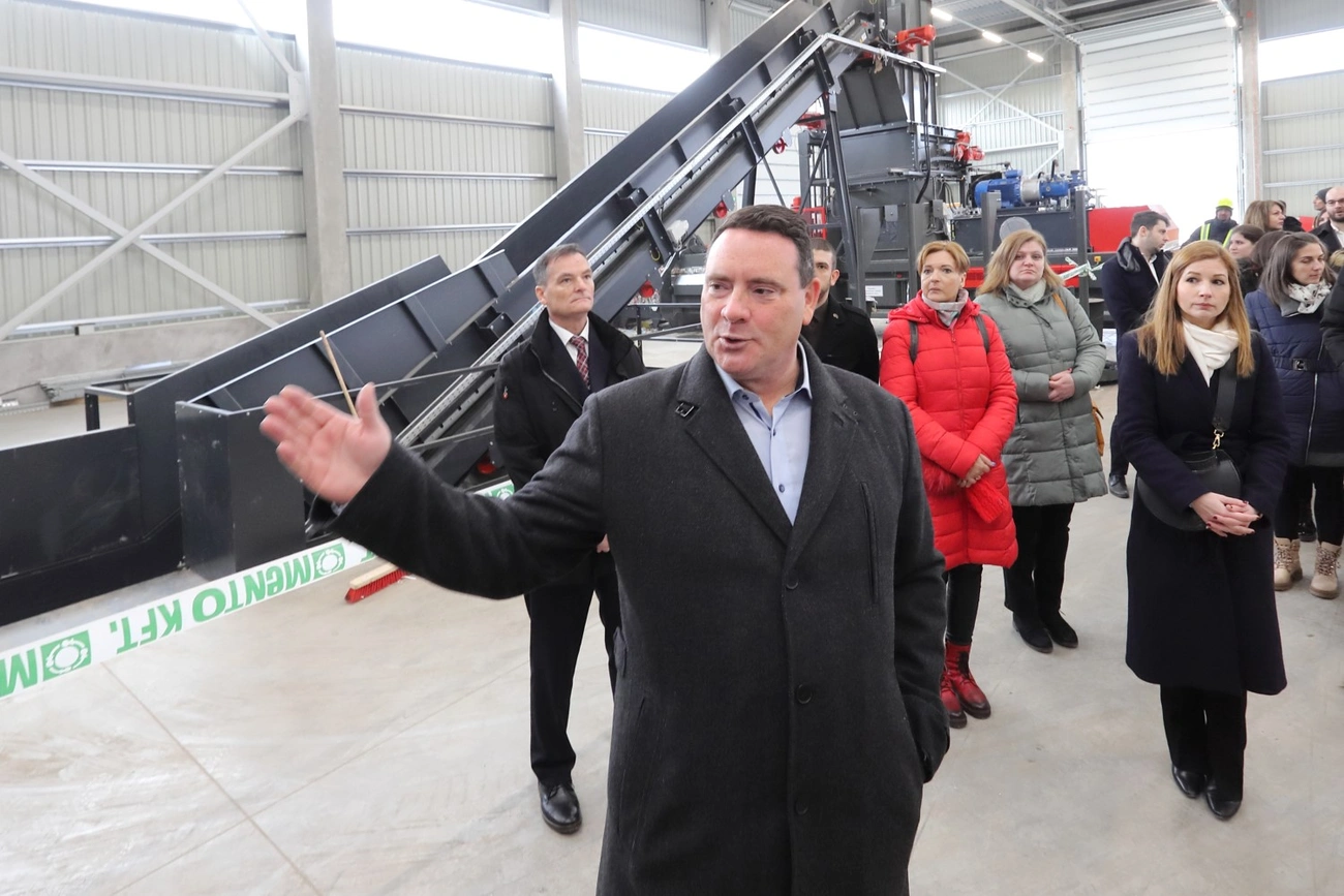 Új hulladékválogató átadása Miskolcon 