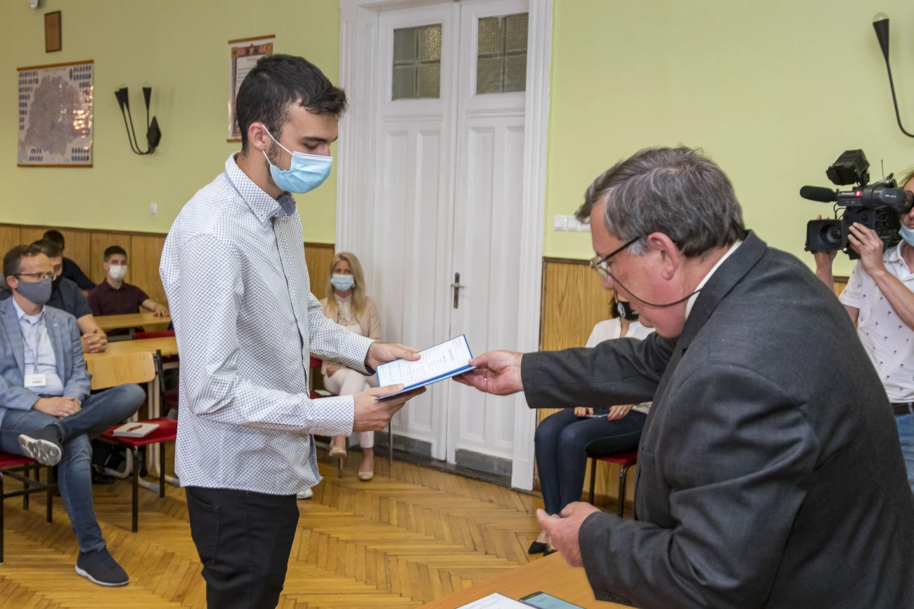 Bizonyítványosztás a gépipari technikumban 