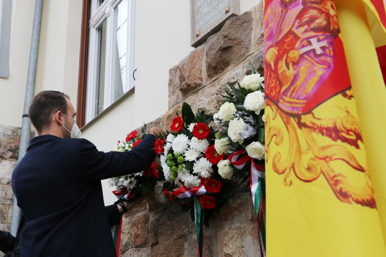 Koszorúzás Oláh Miklós emléktáblájánál 