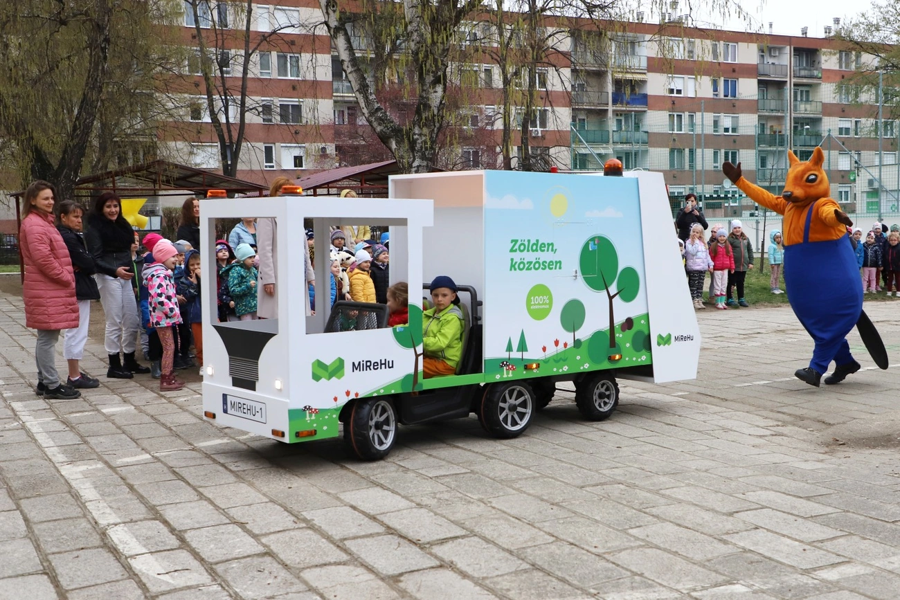 Elektromos kukásautó a Százszorszép óvodában 