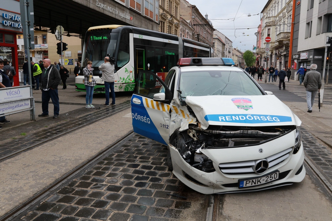 Rendőrautó rohant villamosba a Centrumnál 