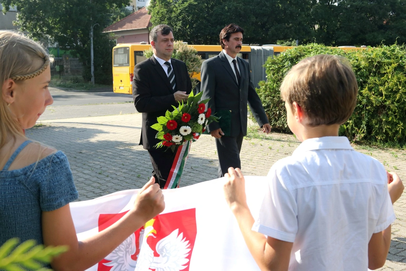 Megemlékezés és koszorúzás a Romek emlékoszlopnál 