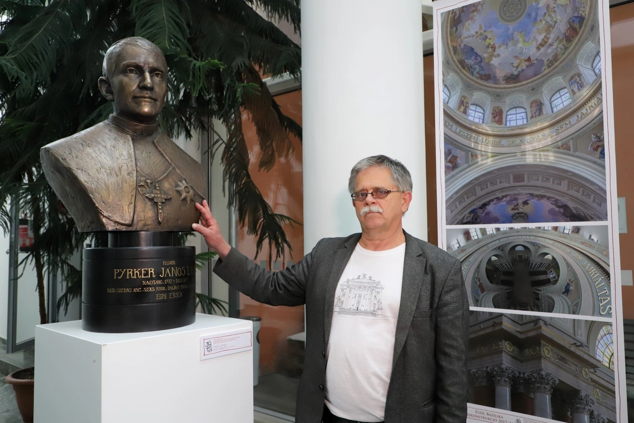 Rudolf Mihály építészeti kiállítása a városháza aulájában 