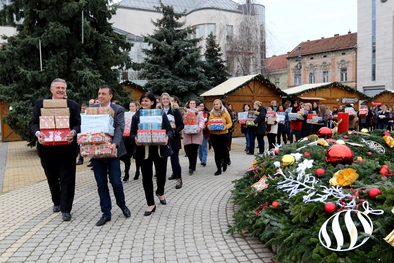 Szeretetdoboz a Városháza dolgozóitól 